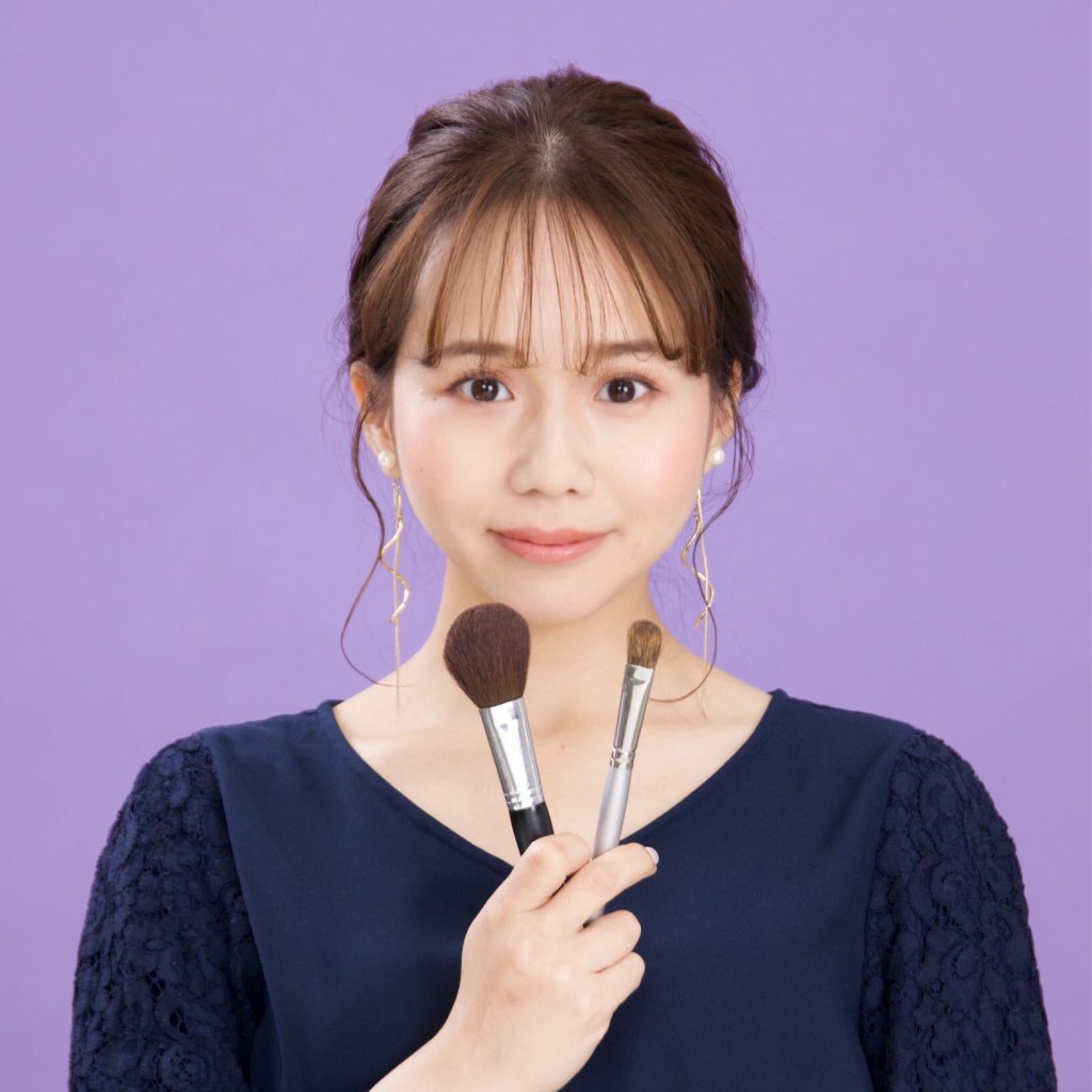 メイクアップアーティスト  ALISA
現役のメイクアップアーティストで、二児のママ。C Channel所属。美容専門学校を卒業後、美容院に勤務、その後スキルアップのためLAへメイク留学。帰国後フリーに転身。現在はテレビ局やブライダルなどのメイク、そしてヘアメイクアップアーティスト、そして専門学校のメイク講師としても活躍している。2016年、現役のメイクアップアーティストとして先駆け的に開設したYouTubeチャンネル「ALISAのメイク講座」では、自信の知識を生かした、お悩み解決メイクやメイクテクニックを披露し徐々に人気を集めた。現在登録者は16万人を突破（2020年7月現在）。JMA認定メイク講師資格、JMA-shu uemura認定メイク講師資格保持。
