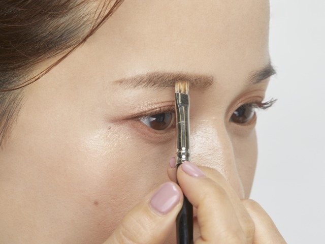 メイクアップアーティスト  ALISA
現役のメイクアップアーティストで、二児のママ。C Channel所属。美容専門学校を卒業後、美容院に勤務、その後スキルアップのためLAへメイク留学。帰国後フリーに転身。現在はテレビ局やブライダルなどのメイク、そしてヘアメイクアップアーティスト、そして専門学校のメイク講師としても活躍している。2016年、現役のメイクアップアーティストとして先駆け的に開設したYouTubeチャンネル「ALISAのメイク講座」では、自信の知識を生かした、お悩み解決メイクやメイクテクニックを披露し徐々に人気を集めた。現在登録者は16万人を突破（2020年7月現在）。JMA認定メイク講師資格、JMA-shu uemura認定メイク講師資格保持。
