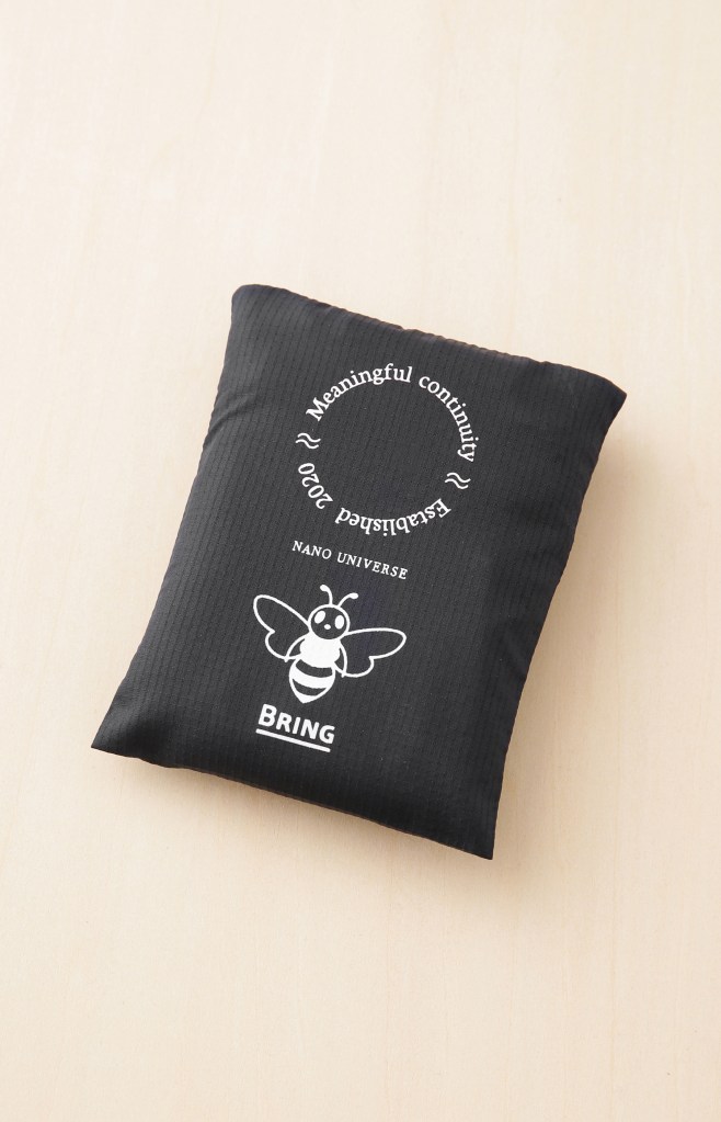 新レーベル“Meaningful Continuity”の発表に伴い、特製エコバッグを製作。公式通販サイトにて税込み15,000円以上ご購入のお客様に先着でプレゼント。今企画は日本環境設計が展開するBRING™により回収された服の一部をケミカルリサイクルで再生してつくられた素材”BRING Material™“を使用している。
こちらのバッグをご持参の上、ナノ・ユニバース店舗で ¥3,000( 税込)以上お買い物していただくと、お会計より期間中何度でも¥500 OFFでお買い物ができる。新型コロナウイルス感染症(COVID-19) の感染対策が、個⼈でも・企業でも求められている昨今。ナノ・ユニバースが運用する公式アプリで店舗の混雑状況を確認し安心・安全にお買い物をお楽しみください。
