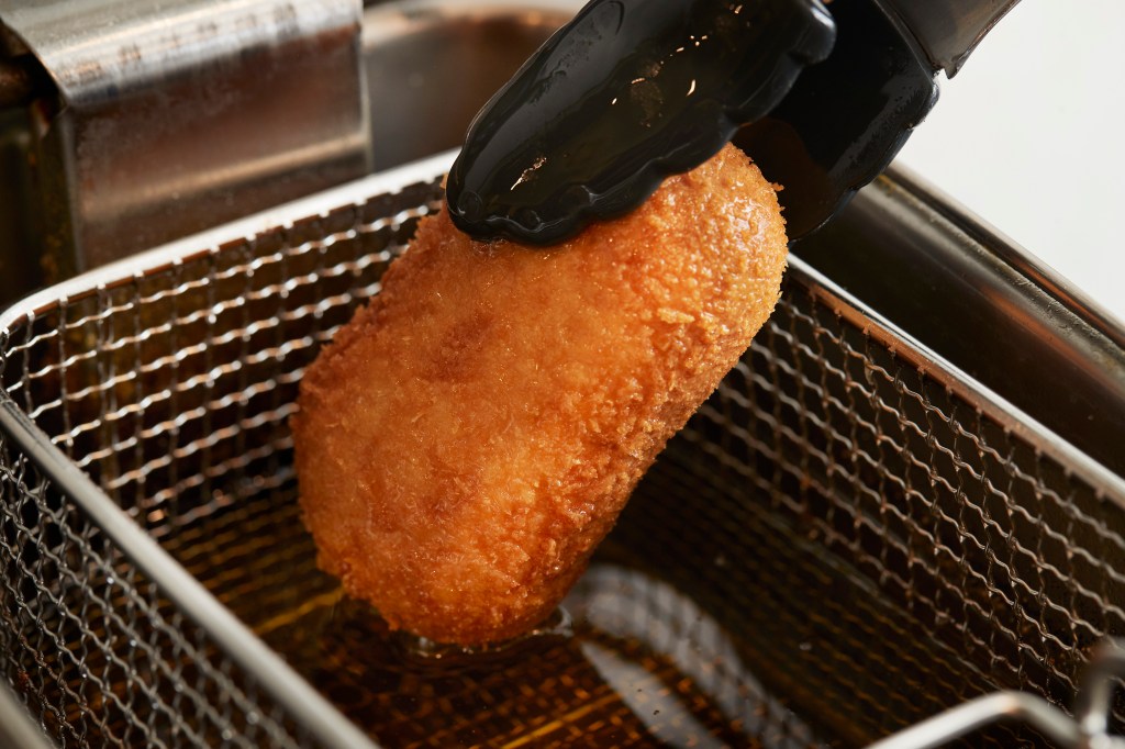 復活した三笠ホテルカレーを贅沢にもフワフワの生地に包み、サッと揚げた最高級のカレーパン。外はサクサクで中はとろけるカレーが熱々でお楽しみ頂けます。是非御賞味くださいませ。
