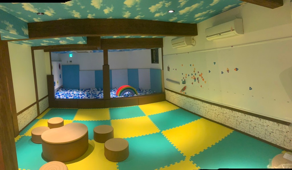 巨大キッズパーク、全20種類を超えるサラダバー・ドリンクバー・アイスバーのサービスを兼ね備え、小さなお子様でも安心してお楽しみ頂ける、更に全76席の半個室席はご家族でご利用頂ける空間となっている。