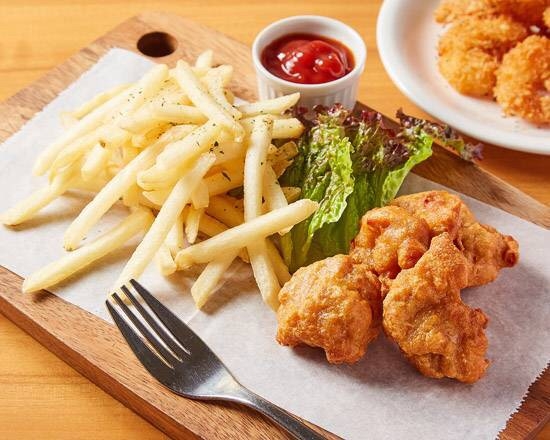 【ディナータイム 17:00〜22:00】
エロイーズカフェのディナーメニューでは軽井沢本店にはない名古屋店限定のオリジナルピザの提供、軽井沢ソーセージを使った料理など、お酒にあったメニューを複数用意しております。軽井沢のクラフトビールなど４種類のクラフトビールもご用意しております。
久屋大通駅から徒歩1分のアクセスで最大60名様まで貸し切りが可能となっております。お気軽にお問い合わせ下さい。 

