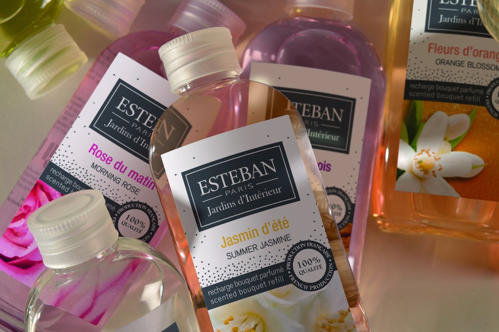 フレグランスがなくなる３ヵ月後に、あらかじめ選択したお好みの香り、もしくはESTEBANおすすめの香りが、交換用スティックと共に届くシステムになっており、ESTEBANをもっと身近に感じ、日々の暮らしに新たな出会いを見つけていただけるよう、香りのプレゼントも毎回一緒にお届け予定です。