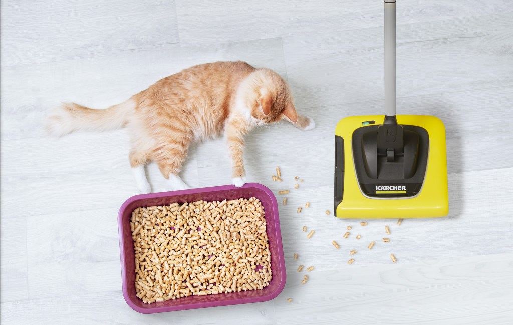 スティッククリーナー KB 5
「猫砂や抜け毛に」
飛び散った猫砂の掃除や抜けた毛などの清掃はこまめに行う必要があります。スティッククリーナー KB ５は、 手軽に瞬時に吸い取り、音が静かで軽量コンパクトなコードレスタイプのクリーナーです。回転するブラシでゴミも毛もしっかり回収します。ゴミは、ダストボックスに集めるので、排気が出ず空気を汚しません。見た目もコンパクトで場所をとらず、インテリアの邪魔にもなりません。