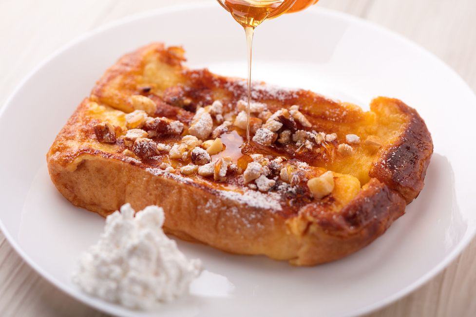 【ランチタイム 11:00〜17:00】
（ラストオーダー16時）
軽井沢本店の人気メニューである人気のフレンチトースト、エッグベネディクト、三笠ホテルカレーなど豊富なメニューをご用意しております。
（ウェブ予約の場合には１人あたりワンドリンクとワンフードの注文が条件） 
