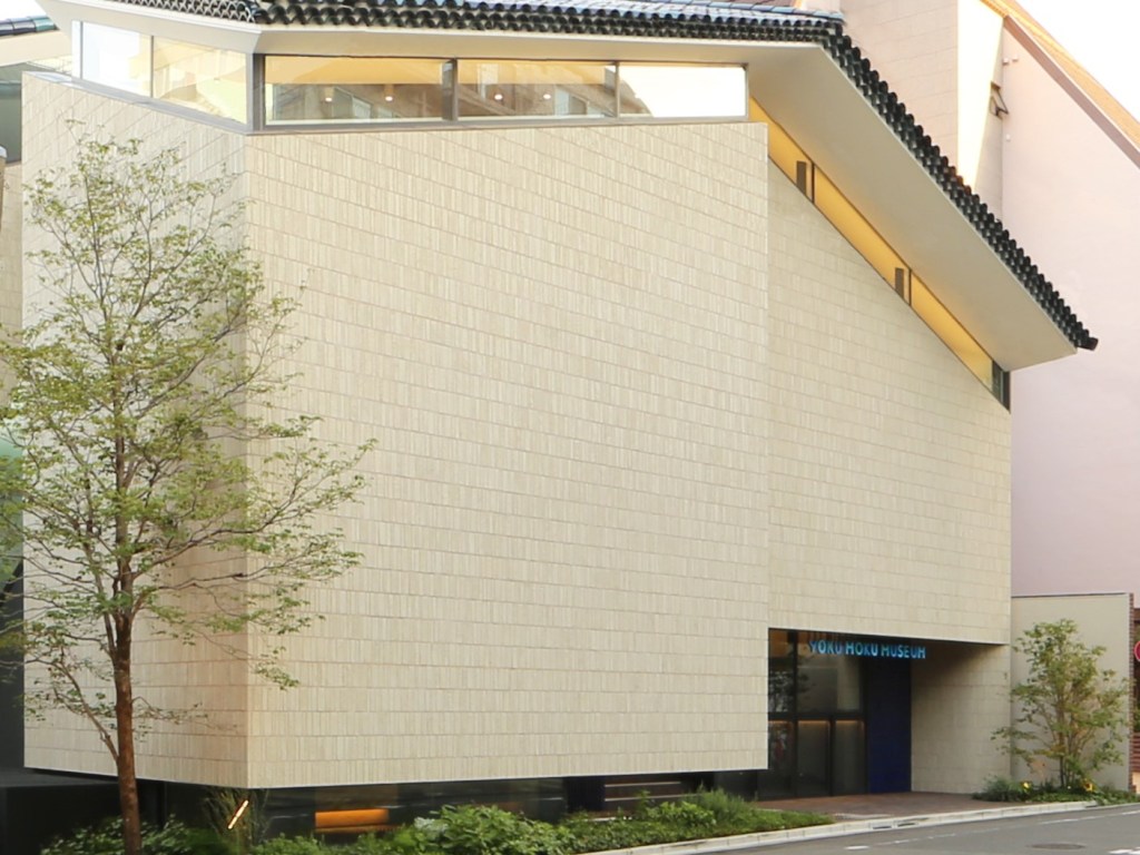 『シガール』を代表商品とする洋菓子製造販売の株式会社ヨックモックの創業者である藤縄則一(ふじなわ　のりいち)の「菓子は創造するもの」という想いを受け継ぎ、株式会社ヨックモックホールディングス取締役会長であり当美術館の館長でもある藤縄利康(ふじなわ　としやす)が精選し、ヨックモックグループとして30年以上かけて集めたピカソのセラミック作品などのヨックモック・コレクションを中心に美術品を展示する美術館です。