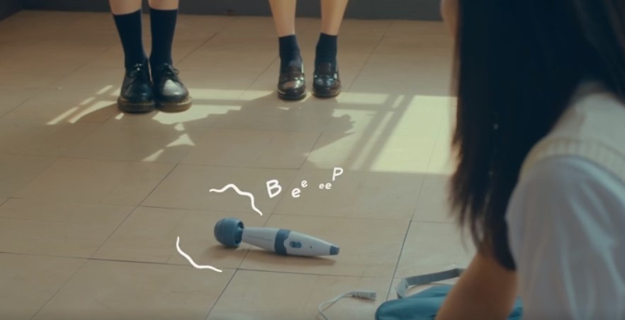 学校の廊下でバイブ