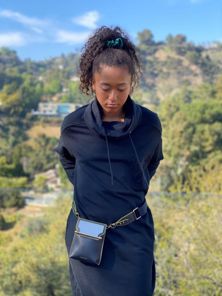 メーガン妃が公務で使用した事でも知られる英国のラグジュアリーブランド「ストラスベリー」は2020年12月5日に、全米オープン女子チャンピオン大坂なおみ選手とのコラボレーションによるミニコレクション＜NAOMI OSAKA x STRATHBERRY＞をリリースします。