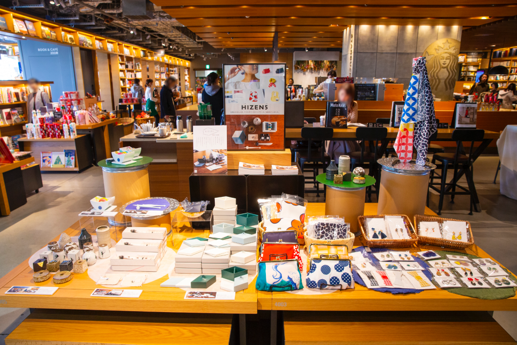 『HIZEN5』蔦屋書店ポップアップショップ概要
全国3都市で開催する蔦屋書店巡回ポップアップショップでは、これまで製作した人気の『HIZEN5』のアクセサリー・やきもの文具の他、国内最大のハンドメイドマーケット “minne” とのコラボレーションで誕生したコラボアイテムも販売いたします。 コラボアイテムを “minne”以外で購入できるのは、蔦屋書店ポップアップショップだけですので、この機会にぜひ足をお運びください。