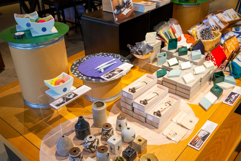 『HIZEN5』蔦屋書店ポップアップショップ概要
全国3都市で開催する蔦屋書店巡回ポップアップショップでは、これまで製作した人気の『HIZEN5』のアクセサリー・やきもの文具の他、国内最大のハンドメイドマーケット “minne” とのコラボレーションで誕生したコラボアイテムも販売いたします。 コラボアイテムを “minne”以外で購入できるのは、蔦屋書店ポップアップショップだけですので、この機会にぜひ足をお運びください。