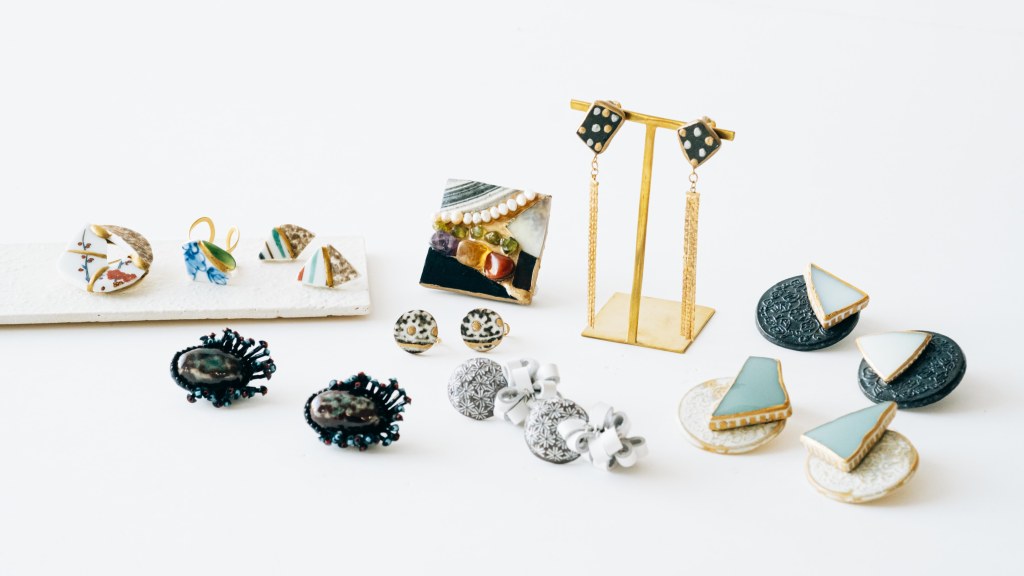 『HIZEN5』蔦屋書店ポップアップショップでは、『HIZEN5』でこれまで製作された人気のアクセサリーや、やきもの文具の他、国内最大のハンドメイドマーケット “minne”で活動する作家とコラボレーションし、製作したアイテムを数量限定で販売いたします。各産地のやきものの魅力を引き出した『HIZEN5』のアイテムにご期待ください。