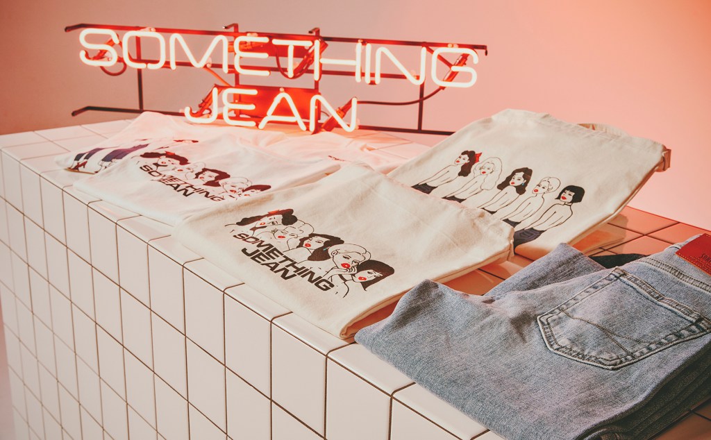 1979年にエドウインのウィメンズジーンズブランドとして誕生したSOMETHING（サムシング）。21SSでは5つのシルエットを擬人化させ、イラストレーターNO PANTIES（ノーパンティーズ）氏のオリジナル描き下ろしイラストを用いた「TOKYO SOME GIRLS」をスタートします。1月22日からはSOMETHING SHOPやセレクトショップにて先行してPOP-UPをスタート！！ジーンズの他にもTOKYO SOME GIRLSプリントT SHIRTSやトートバッグ、靴下、帽子なども販売。POP-UP開催中にジーンズをお買い上げの方にはTOKYO SOME GIRLS PVCバッグをプレゼント。(なくなり次第終了となります）