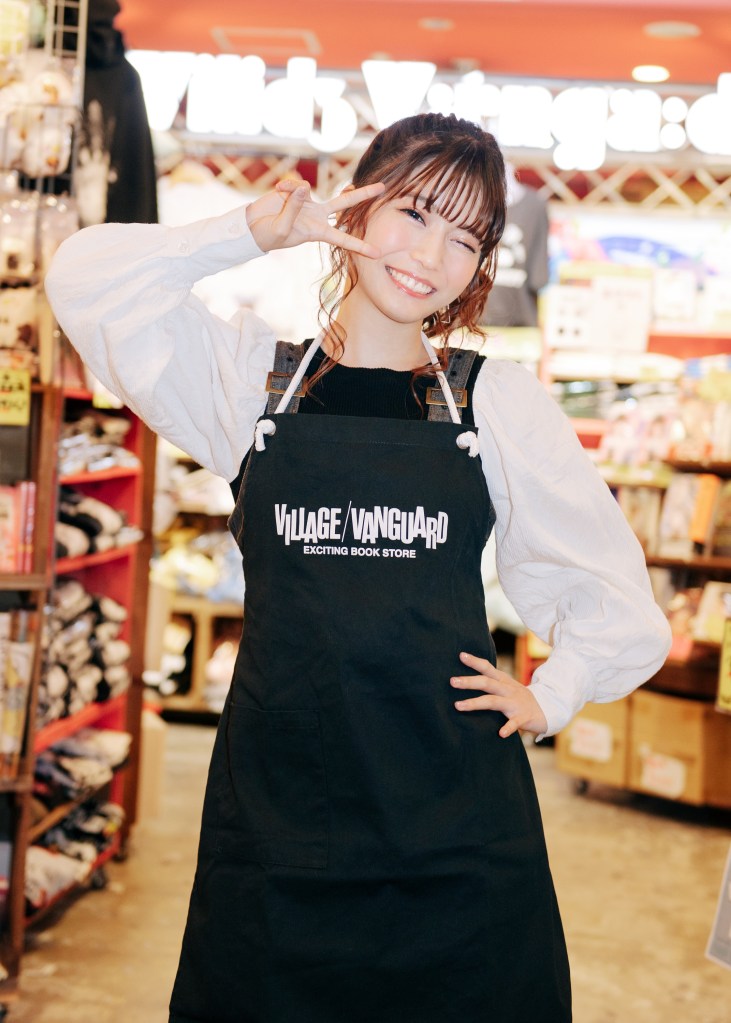 アニソンシンガー「亜咲花」とヴィレッジヴァンガードのコラボ商品が販売開始！