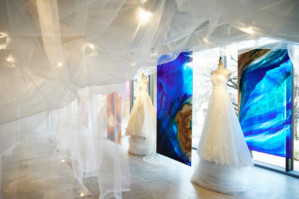 会場2階に設置された「ミライ」エリアでは、お笑い芸人・作家の又吉直樹さん、 穂村弘さん、長井短さんなど、様々なジャンルで活躍する14名のクリエイターによる「2100年の結婚式」をテーマにした新しい作品を発表いたします。