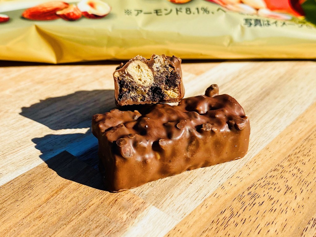 ”⼥性に⼤⼈気”の商品が春夏仕様にリニューアル!!『ブラックサンダーミニバーアーモンド&ヘーゼルナッツ』