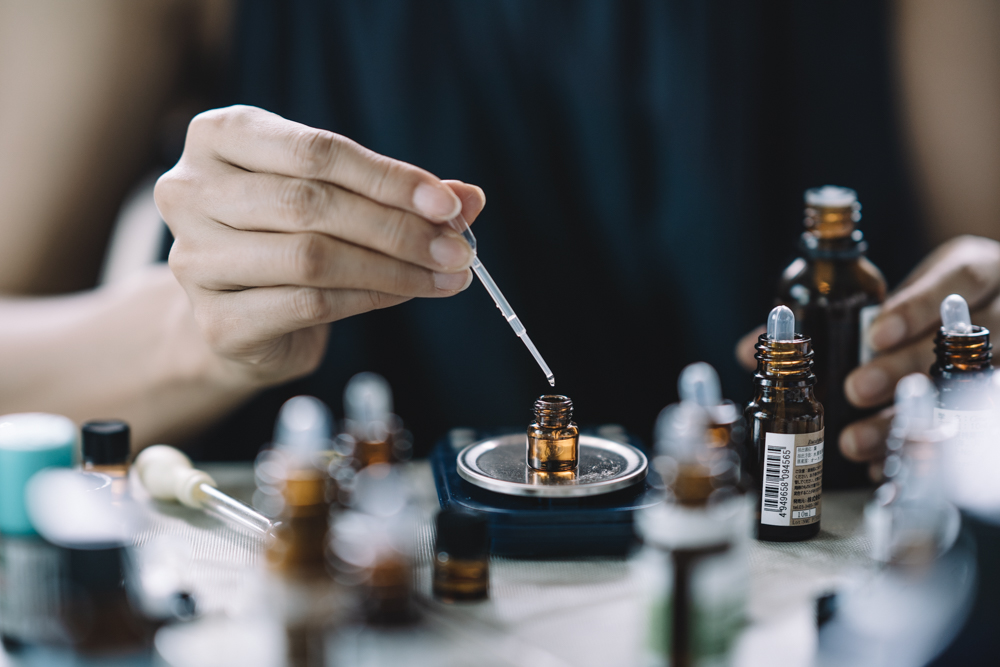 ホリスティアラボ はナチュラル＆オーガニックのライフスタイルブランドとして、2020年3月にスタート。
第一弾として、” JUST BE YOU “ シリーズの心の状態に合わせて選ぶ
香り高いボディオイル「GLOW」「ZEN」「NEW ME」の3種類を展開。
励ます香りが毎日のささやかなご褒美として私達のウェルビーイングにつながることを願ってつくられています。