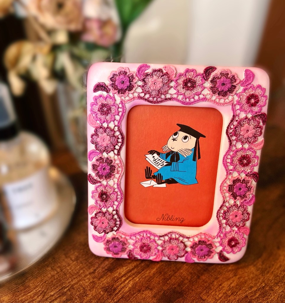 ムーミン家族やスナフキン、ミイ、ニョロニョロなどムーミン谷のキャラクターが描かれたポストカードセットが登場♪会場で販売している商品（書籍含む）税込5,500円以上お買い上げで、オリジナルポストカードセット2種をどちらか1つプレゼント致します。