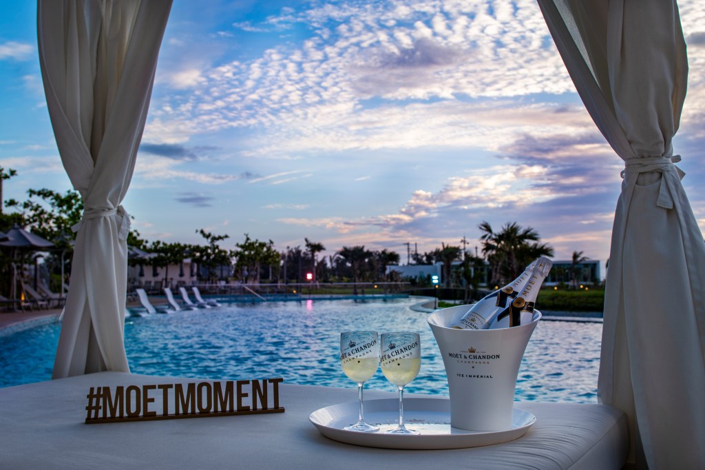 期間限定ナイトプール開催