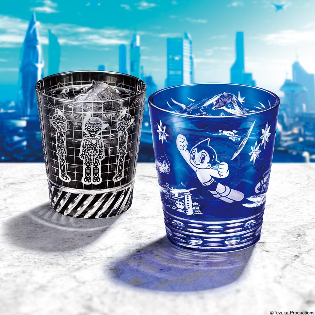 日夜正義のために未来都市の空を飛び回るアトムの勇姿を描いた＜コスモブルー＞と、アトム誕生の瞬間を漆黒のガラスにうつした＜メカニカルブラック＞の2種類。