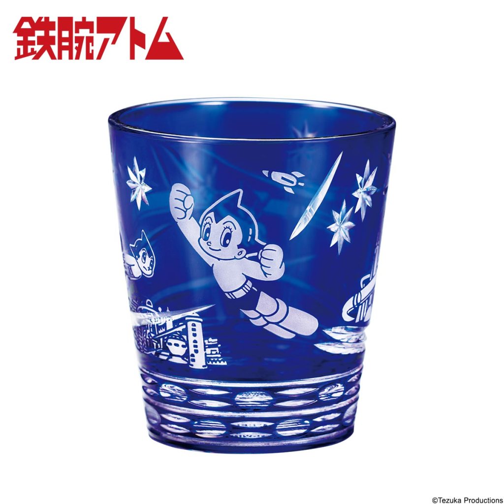 「正義のために日夜戦うアトム」を表現した＜コスモブルー＞は、足からジェットの炎を吹き出して未来都市の空を飛び回るアトムの勇姿が描かれました。熟練職人が腕をふるった手切りの星文様が、懐かしくも煌びやかな21世紀を演出します。