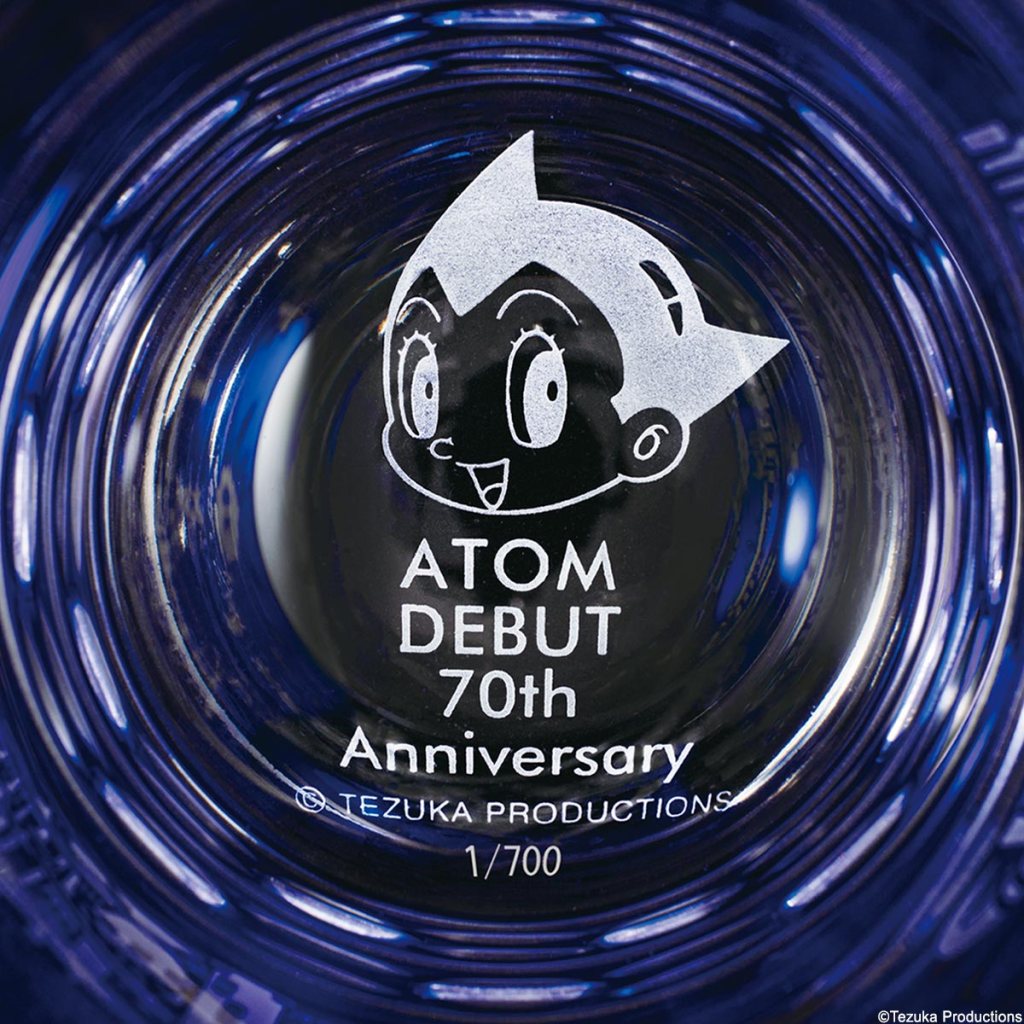 飲み物を飲み干した時に現れるグラスの底には、エディションナンバーとアトムの顔が描かれています。