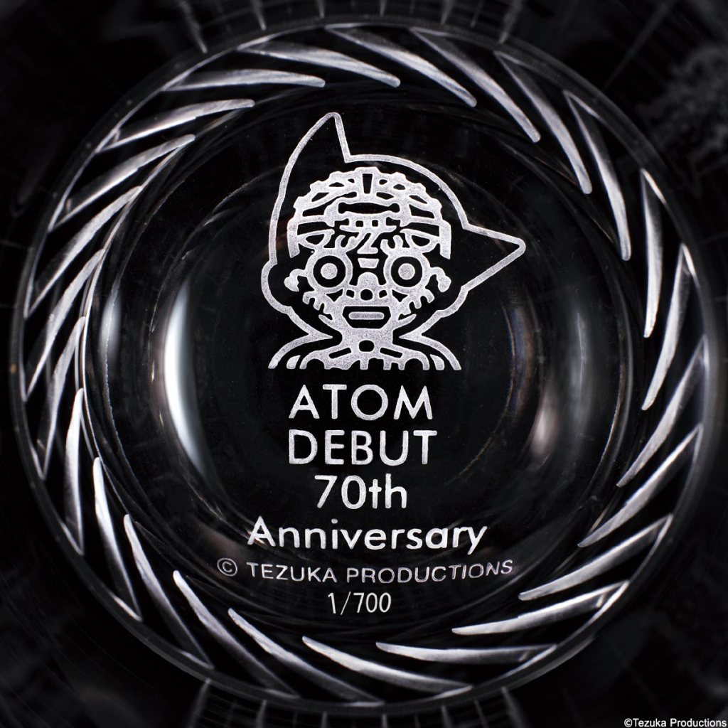 メカニカルブラックの底面にも、エディションナンバーとメカアトムの顔が描かれています。